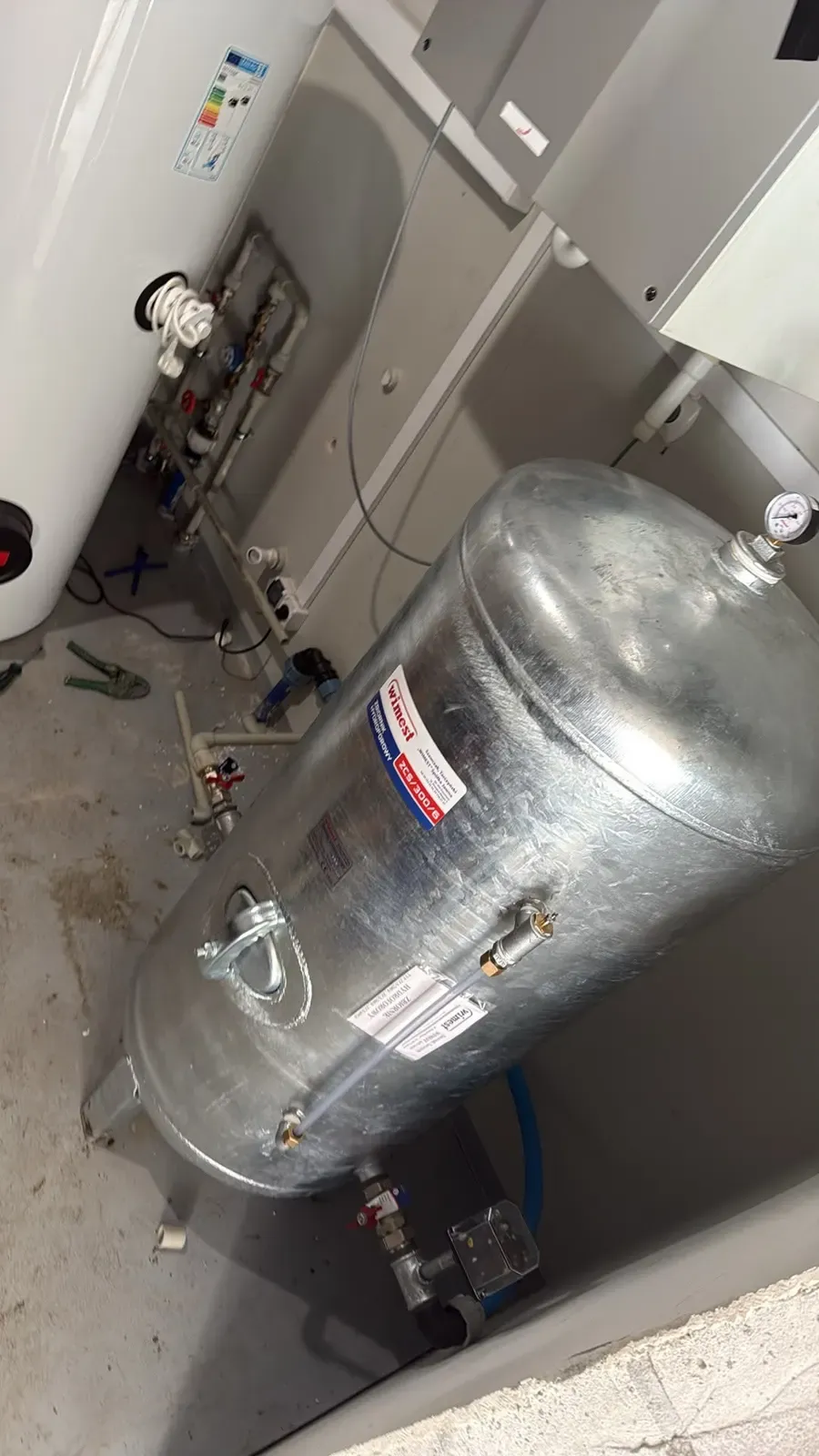 Ocynkowany zbiornik hydroforowy w pomieszczeniu technicznym