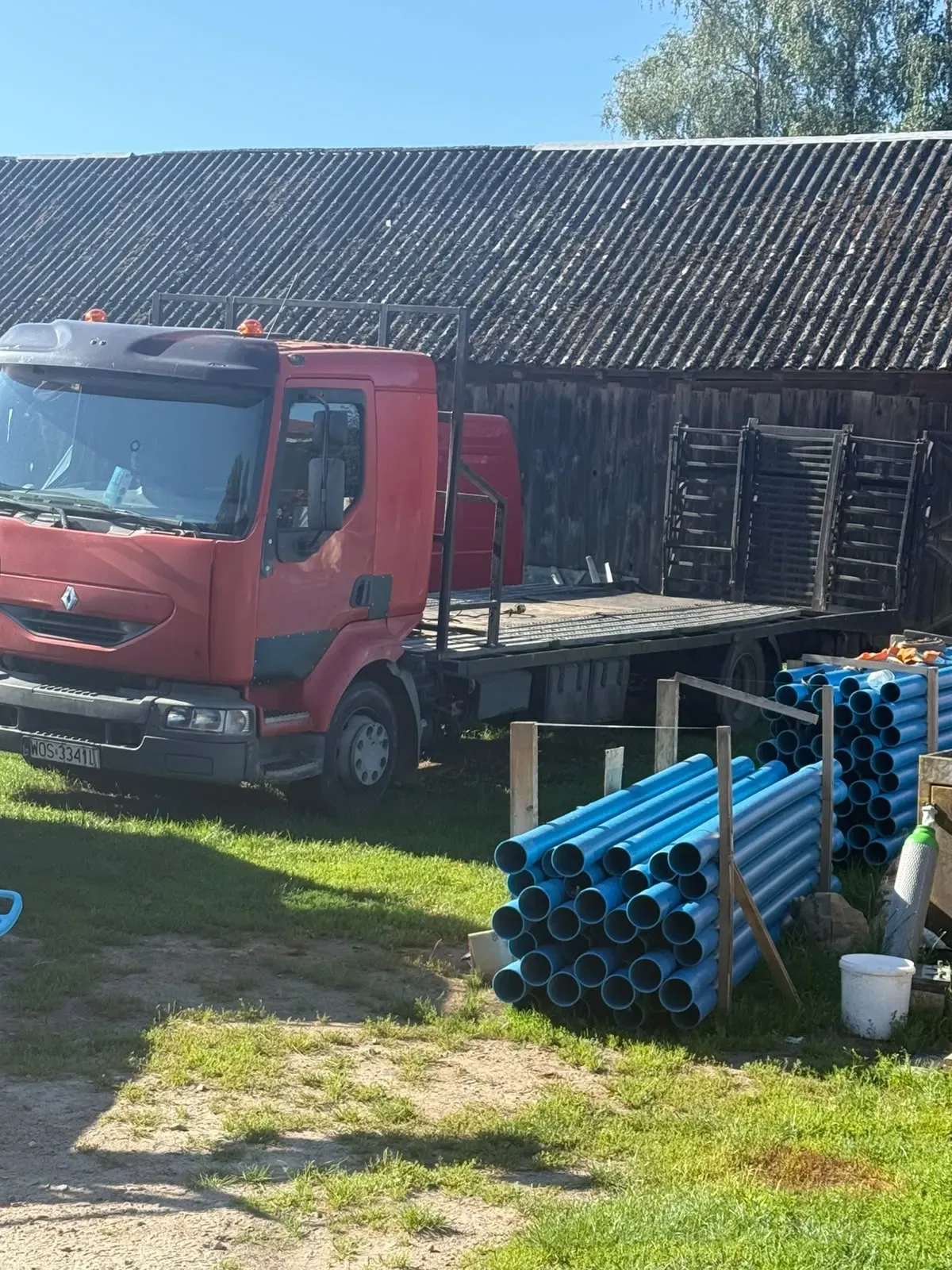 Niebieskie rury studzienne PCV obok ciężarówki z naczepą
